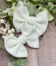 Load image into Gallery viewer, Vanilla Bean {bow} - Calli Alyse Boutique